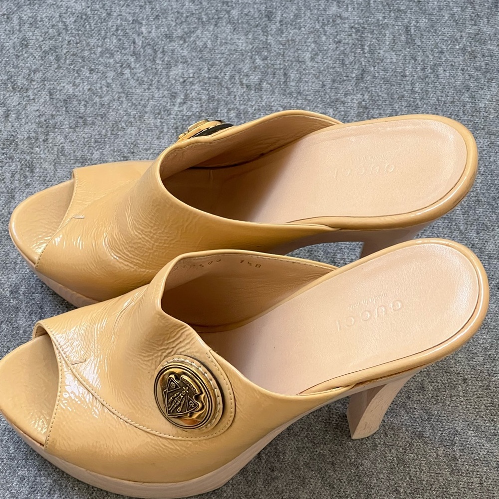 Authentic Gucci HYSTERIA patent leather clogs. Size 71/2